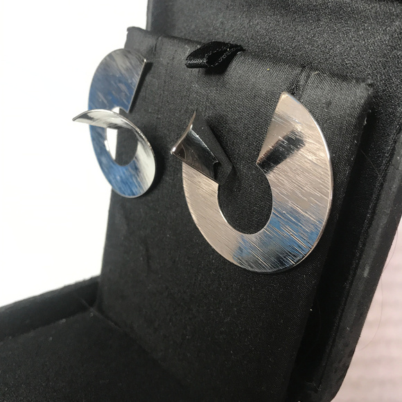 14th & Union Silver Hoop Earinigs 1,3/4" - Picture 2 of 5